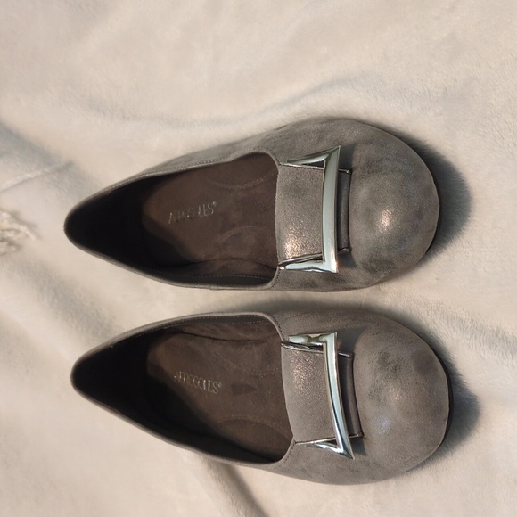 Aerosoles Silver Gray Leather Flats - Picture 3 of 10